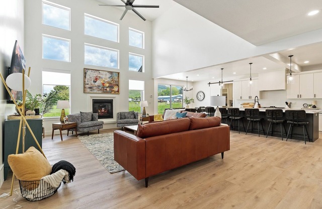 Pickleball Playhouse, Hot tub, Golf Green, Theater, Game Room!
