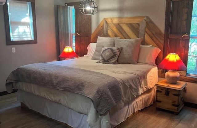 Pickleball! Western Cabin Pet Friendly Sleeps 4