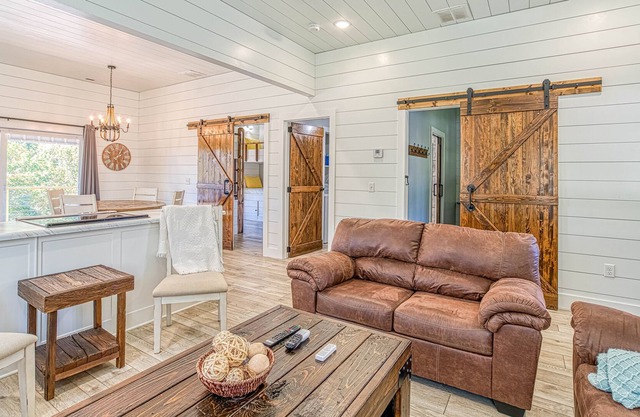 Pickwick Lake Vacation Rental (Sleeps 8-10) 3 BR,2 bath