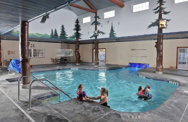 Picture-Perfect Lodge Stay with On-Site Laundry & 2 Pools! | 2 Units