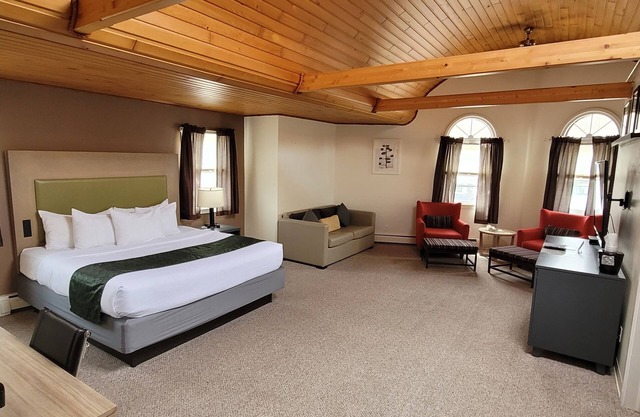 Pictured Rocks Inn & Suites