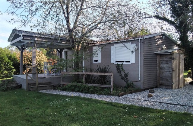 Malerischer Bungalow mit privatem Park auf einem 15 ha großen Naturgrundstück.