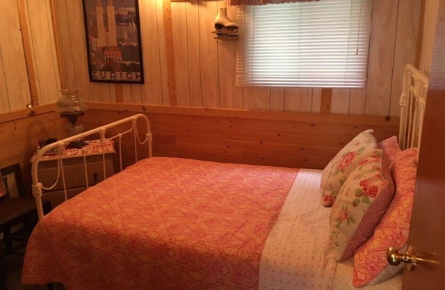 Picturesque Cottage w/ hot tub on Trout Lake