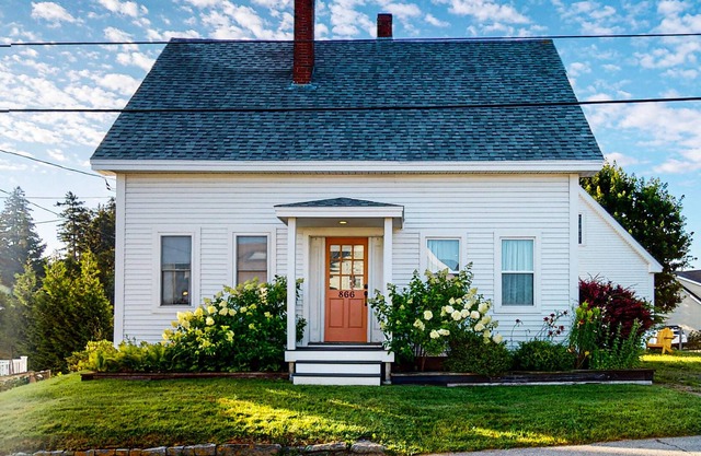 Picturesque cottage with full kitchen, sun room, private washer/dryer, & WiFi