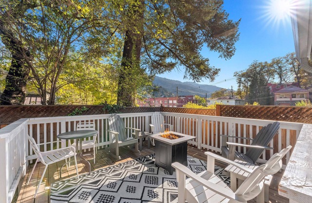 Picturesque Garden Retreat w/Deck With Hot Tub