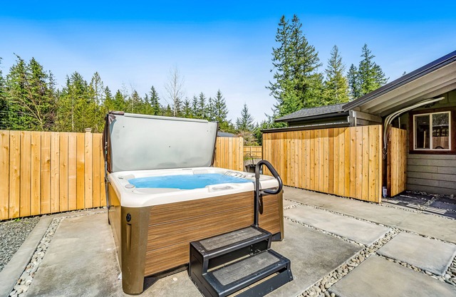 Picturesque home/wedding venue with hot tub, mountain view, WiFi, & Netflix