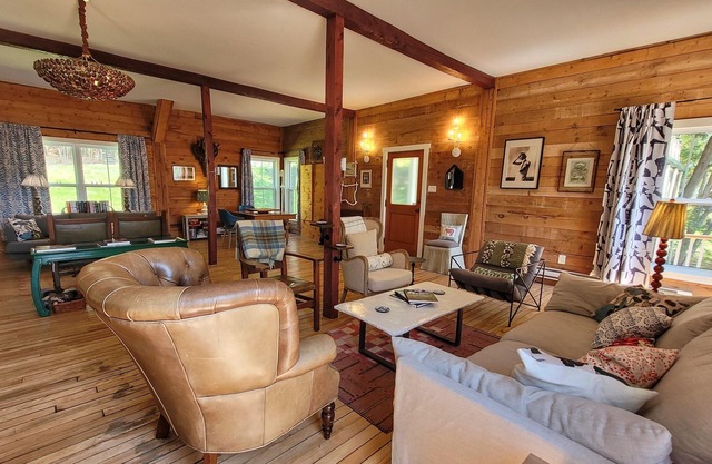 Picturesque house with lake view & private dock