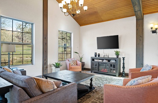 Picturesque Lakeside Setting, Patio Seating w Fire-Pit, Surrounded by Vineyards, On Solena Estate