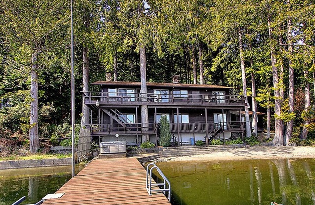 Malerische Mason Lake Waterfront mit Private Dock und Strand