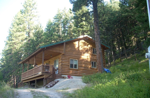 Malerische Montana Log Cabin mit Blick auf das Nine Mile Creek