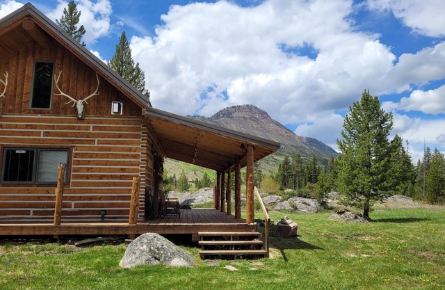 Picturesque Mountain Cabin