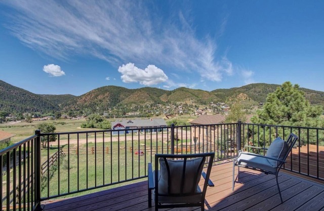 Picturesque 'Pueblo' at Palmer Lake Sleeps 14