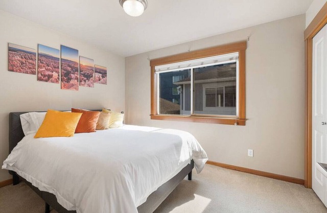 Picturesque & Quiet ~ 10mins to Downtown ~ Parking