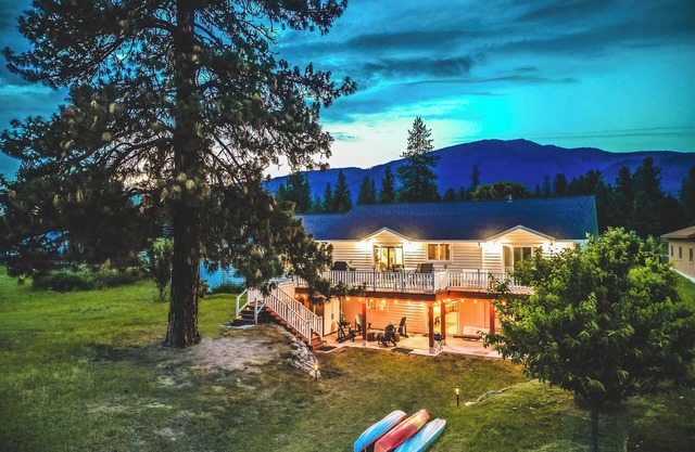 Picturesque Riverfront Getaway with Striking Views