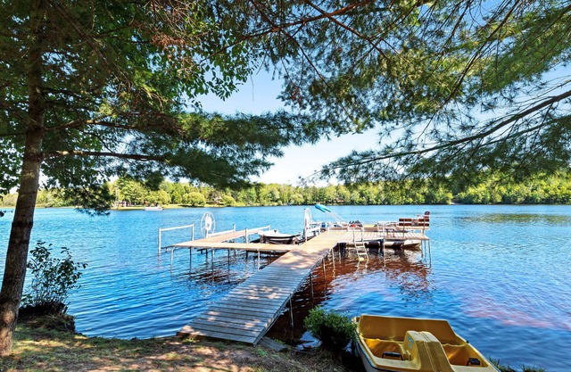 Entzückende Kabine am Wasser mit einer möblierten Terrasse, einer Feuerstelle und einem Angelsteg