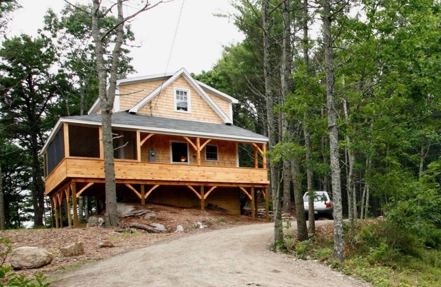 Malerische Waterfront Cottage mit Wraparound Bildschirm-Veranda