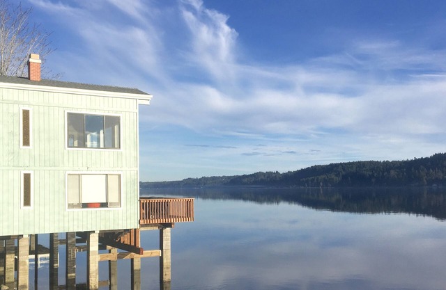 WARMES SOMMERWASSER Hood Canal Modernes Lofthaus aus der Mitte des Jahrhunderts über dem Wasser