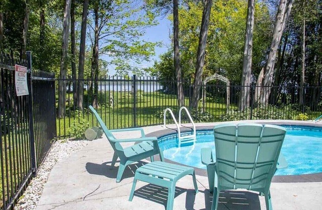 Pigeon Lake View - Kawartha Lakes Cottage w/ Pool, Firepit & Unlimited Wi-Fi