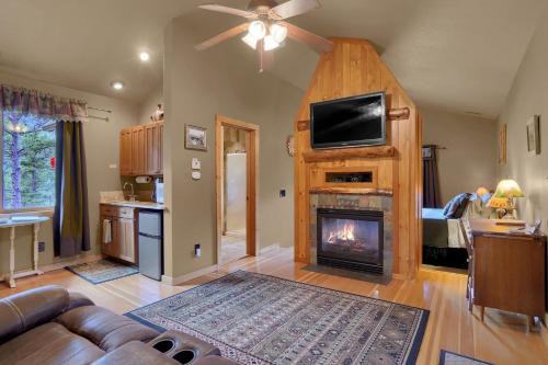 Pikes Peak Guest Cabin at Rocky Mountain Lodge