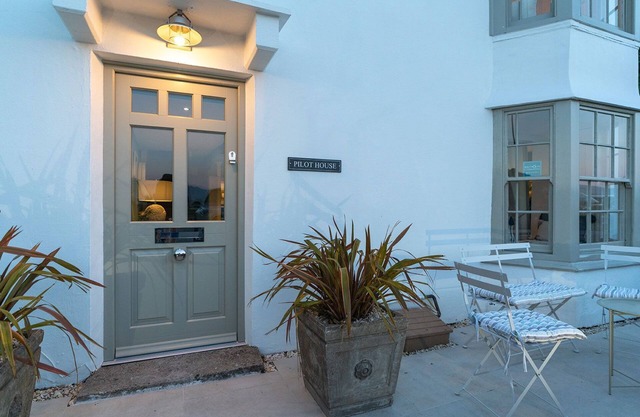 Pilot House - a sea view that sleeps 8 guests in 4 bedrooms