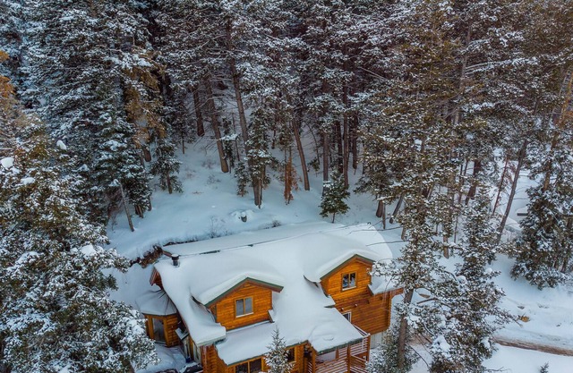 Pine by Avantstay Magnificent Private Log Cabin w/ Veranda Mtn Views & Hot Tub