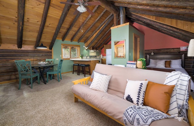 Pine Cabin Loft in Central Boise