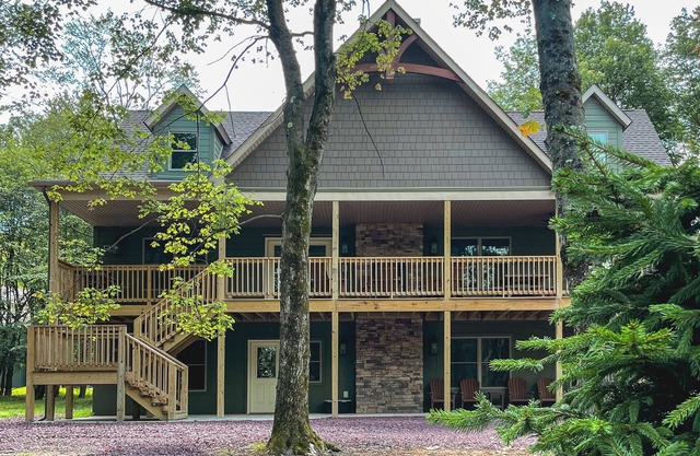 Pine Crest Lodge, Private 8BR Home with Large Yard, Dual Fireplace, & Hot Tub