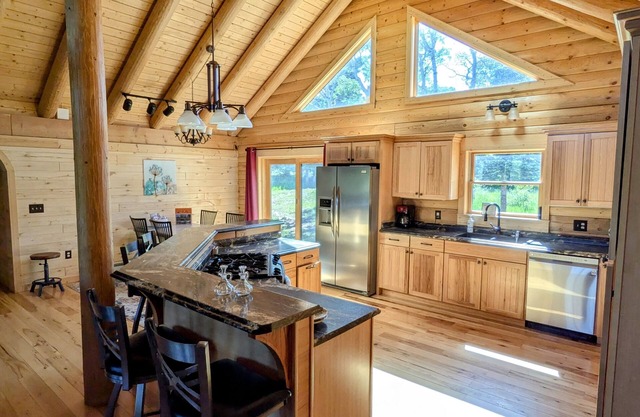 Pine Dragon Lodge, a spacious cabin in gated community