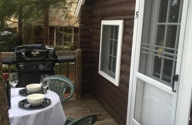 Pine Grove Cottages : Cottage 5 - Studio Cottage - Pet Friendly
