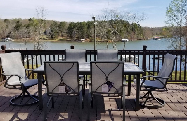 Pine Haven | Lake front home /w Dock, Cheerful 4 Bedroom Cottage /w Dock Max 6 ppl