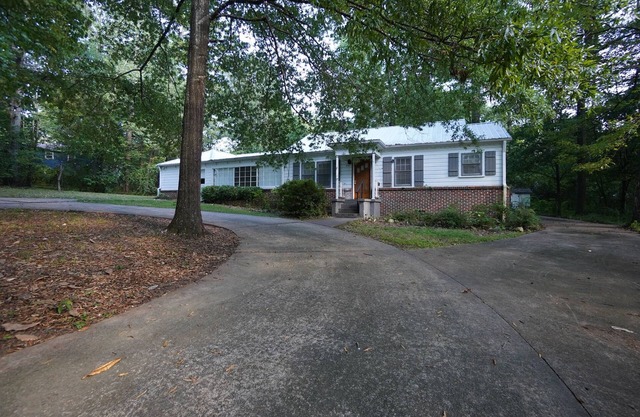 Pine Haven Getaway – Crib, Pets Welcome, Perfect for Families & Groups