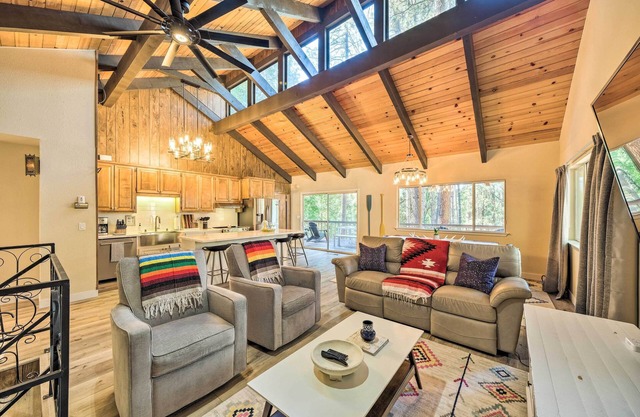 Pine Mountain Cabin w/ Hot Tub, 2 Mins to Marina!