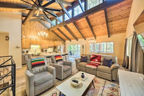 Pine Mountain Cabin with Hot Tub, 2 Mins to Marina!
