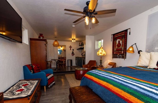 *Pine Needle Retreat *Fireplace *Romantic Getaway