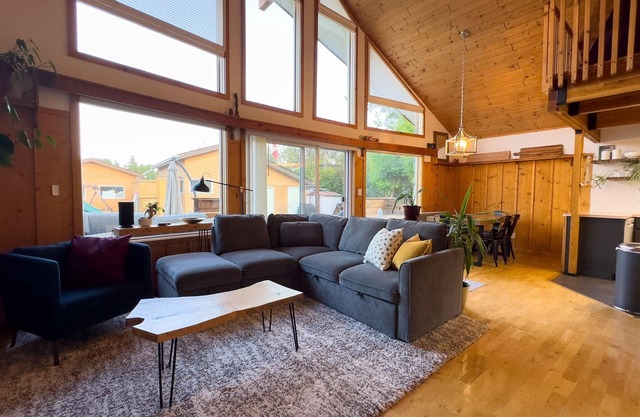 Pine Peaks Cabin - Rustic Family Getaway Steps to Lake Hot Tub + Bunk Rooms