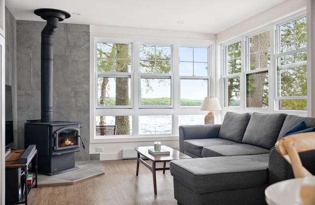 🌲 Pine Peninsula - Lakeside Retreat 🌅