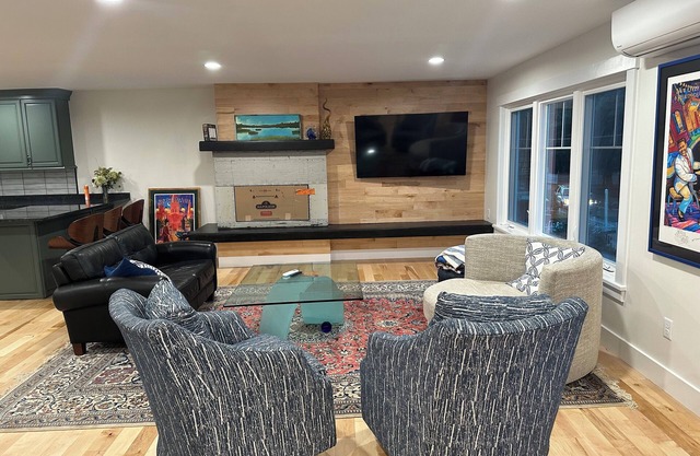 Pine Point Beach's Crown Jewel-New 4 BR, 3 BA, 3 deck Beach House with hot tub