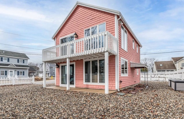 Pine Point Getaway: Beach House with Fire Pit