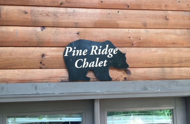 Glenn Acres Log Cabins - Pine Ridge Chalet Berg - Creek - Ruhig