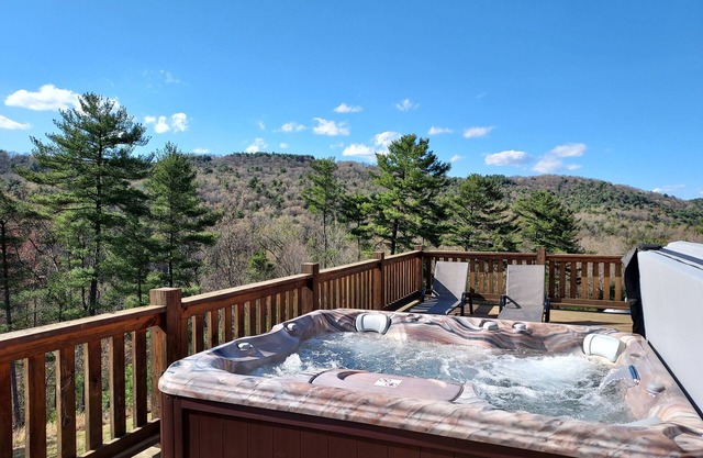 Pine Ridge Manor-Private Hot Tub, beautiful Hilltop with views