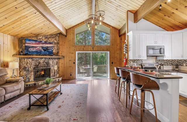 Pine View - Spacious 3000 SQFT Home with Game Room, Bar and 3 Decks!