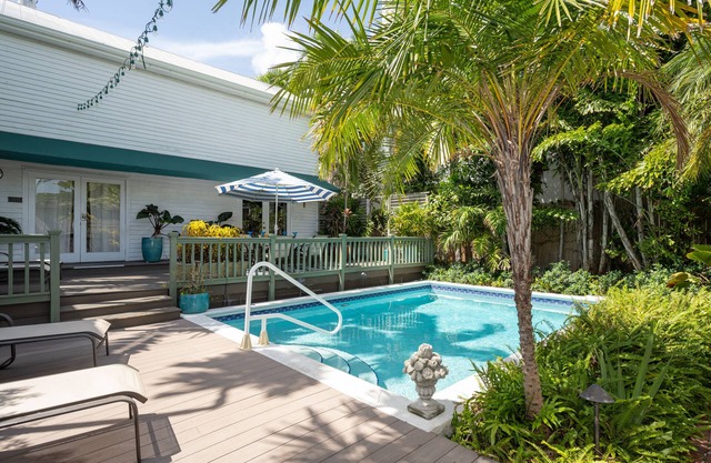 PINEAPPLE COTTAGE - Altstadt Vermietung - Privater Pool - Parkplatz -2BR / 2BA