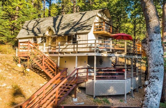 Pinecrest Hideaway! Cozy cabin near Dodge Ridge Ski Resort and Pinecrest Lake