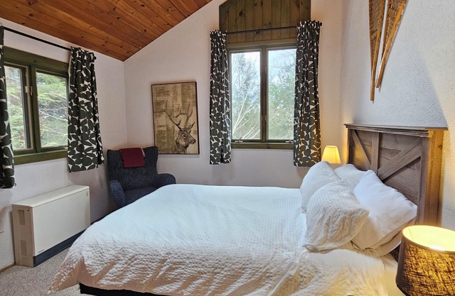 Pinecrest on the Lake, 4BR Waterfront, Dock, 4 Season Cottage, Private