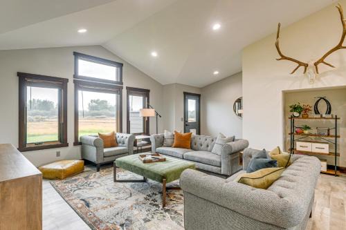 Pinedale Getaway Near Hiking, Skiing and Lakes!
