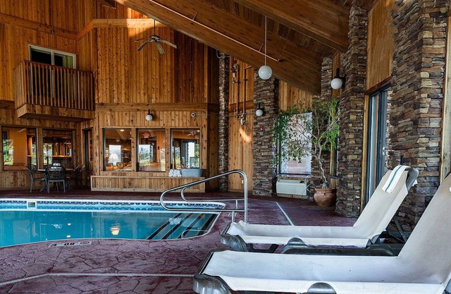 Pinedale Hotel & Suites