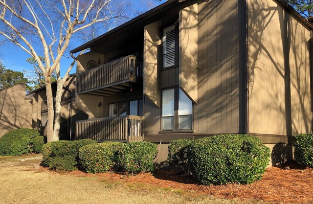 Pinehurst Lakeview 2BR Condo - Waterfront and Pool!