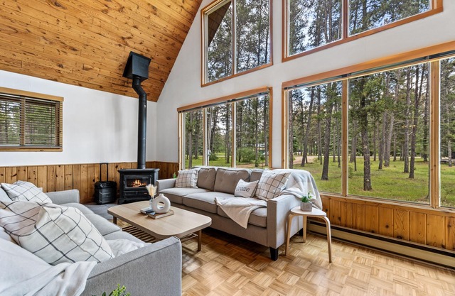 Pineridge Point Cabin - Unwind in the hot tub or get Cozy Next to the Woodstove
