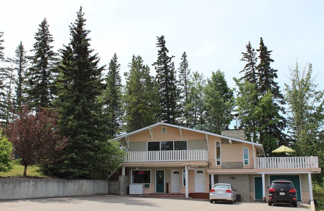 Pines Motel