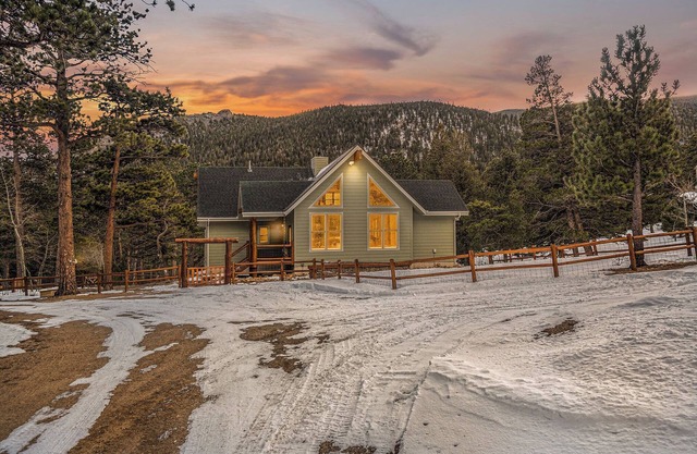 Peaceful mountain cabin, 10 minutes from RMNP, hot tub. Pet friendly!